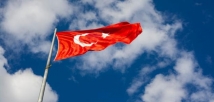 Bir Türk bakan, hakim kıyafetini giyerek muhaliflerini terör yapmakla suçluyor 