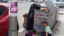 Türkiye hükümdarı aya gitmeyi hayal ederken Türkler çöplerin arasında yiyecek arıyor 